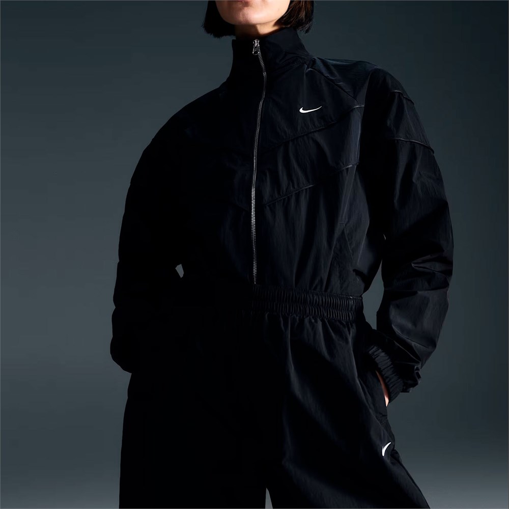 Купить оптом Куртка ветрозащитная Nike Windrunner Woven Uv Full-Zip Куртка W FV6304-010 FV6304-010