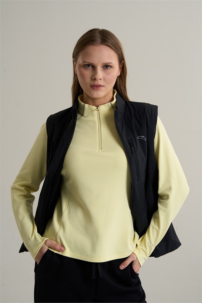 Купить оптом Жилет Anta RUNNING Woven Жилет 862615603-4 862615603-4