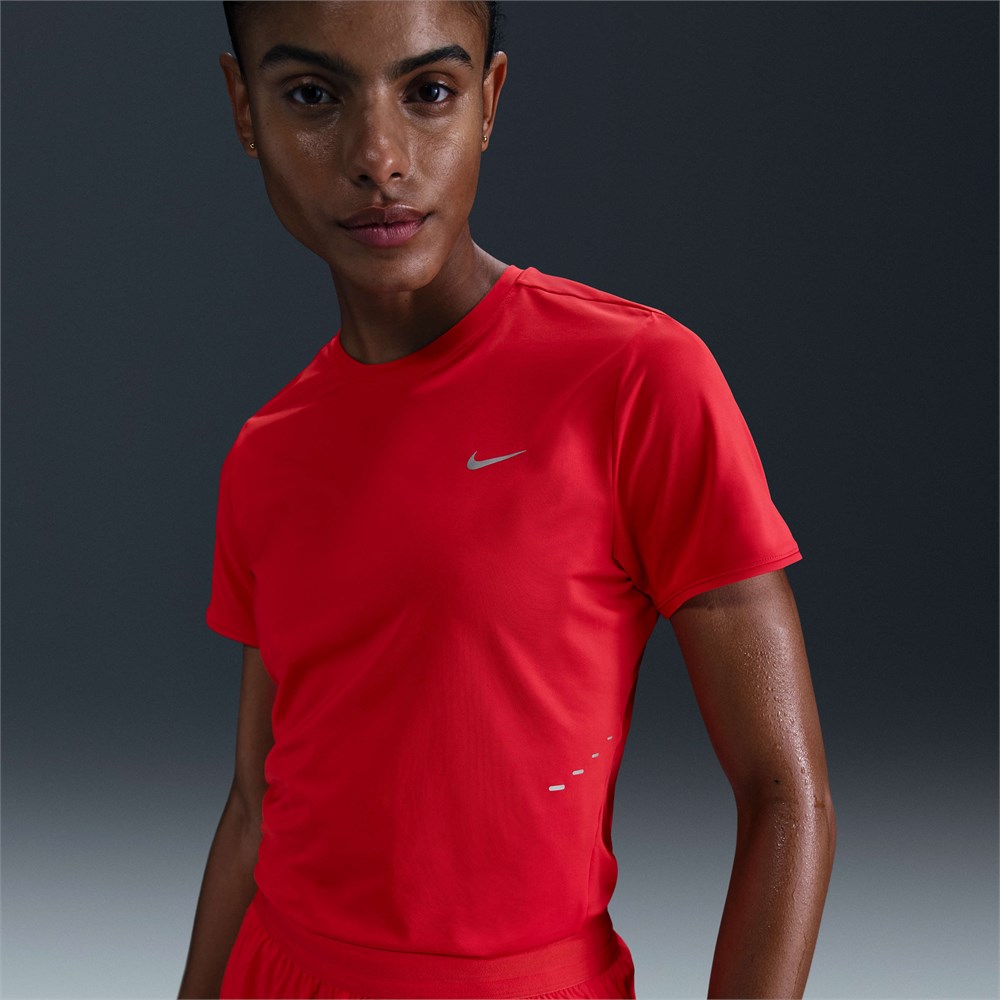 Купить оптом Футболка Nike W NK SWIFT DF SS TOP HM9698-696 LT CRIMSON/REFLECTIVE SILV Female HM9698-696 - фото 91777