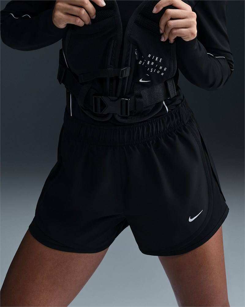 Купить оптом Шорты Nike W NK TEMPO DF MR 3" SHORT BLACK/BLACK/BLACK/REFLECTIVE SILV WOMENS HM6096-011 - фото 95391