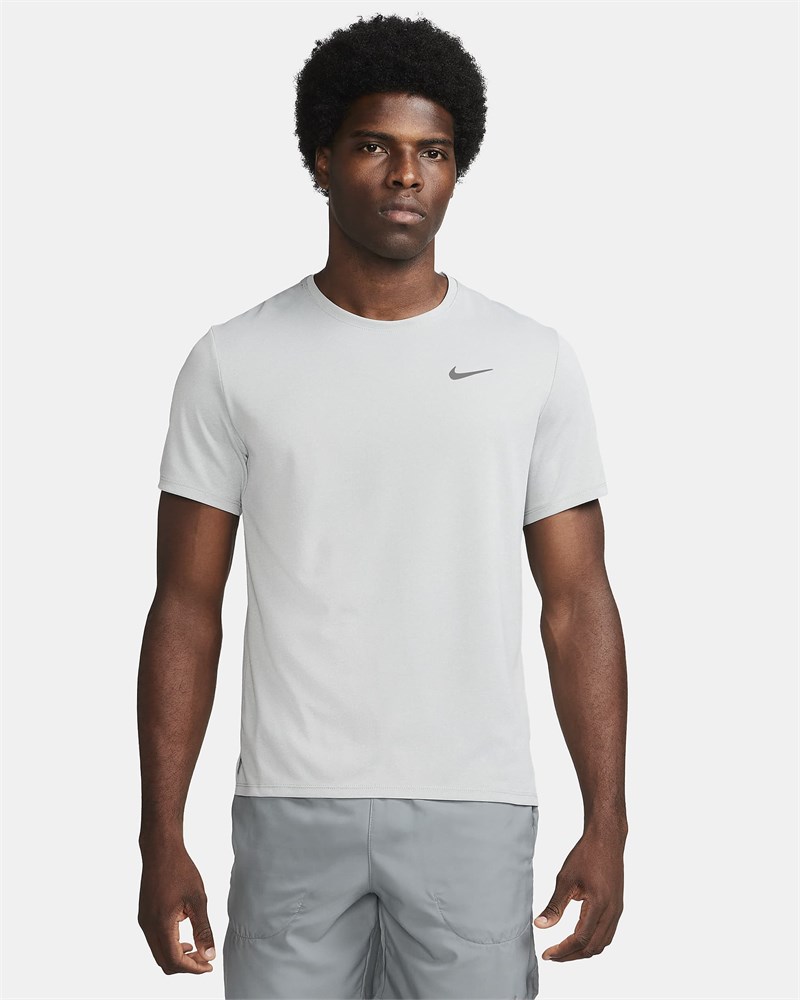 Купить оптом Футболка Nike M NK DF UV MILER SS GREY FOG/PARTICLE GREY/REFLECTIVE SILV MENS DV9315-098 - фото 96878