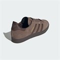 Купить оптом Кроссовки Adidas GAZELLE IG4989 Male earth strata/brown/gum5 IG4989 - фото 57110 Купить оптом Кроссовки Adidas GAZELLE IG4989 Male earth strata/brown/gum5 IG4989 - фото 57110